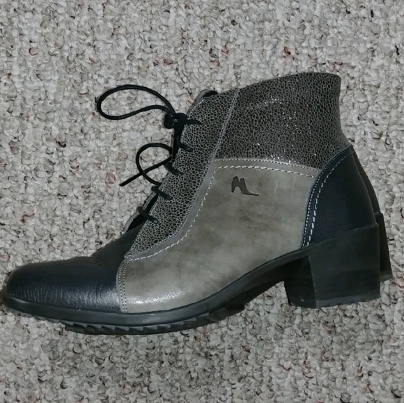 Milano Suave grey heeled booties - Picture 4 of 10